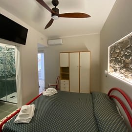 Camera con balcone sul corso principale